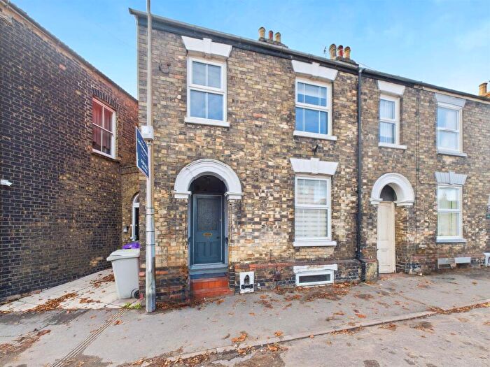 4 Bedroom End Of Terrace House For Sale In Newbridge Hill., Louth, LN11