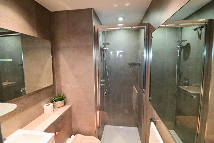 2 Bedroom Apartment To Rent In Bourneside Road, Addlestone, Surrey, KT15