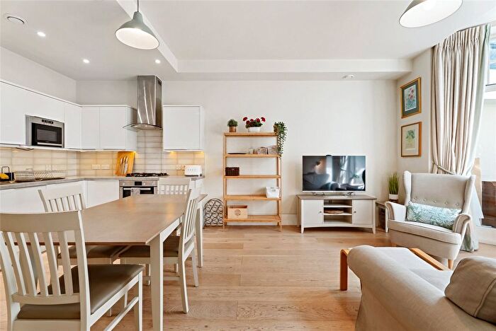 2 Bedroom Flat To Rent In Old Park Avenue, Clapham South, SW12