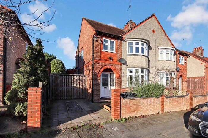 3 Bedroom Semi Detached House For Sale In Park Avenue, Rushden, NN10