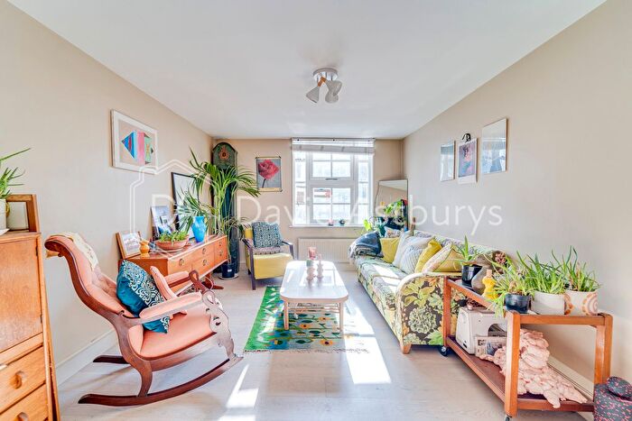 3 Bedroom Flat To Rent In Ringslade Road, Wood Green, London, N22