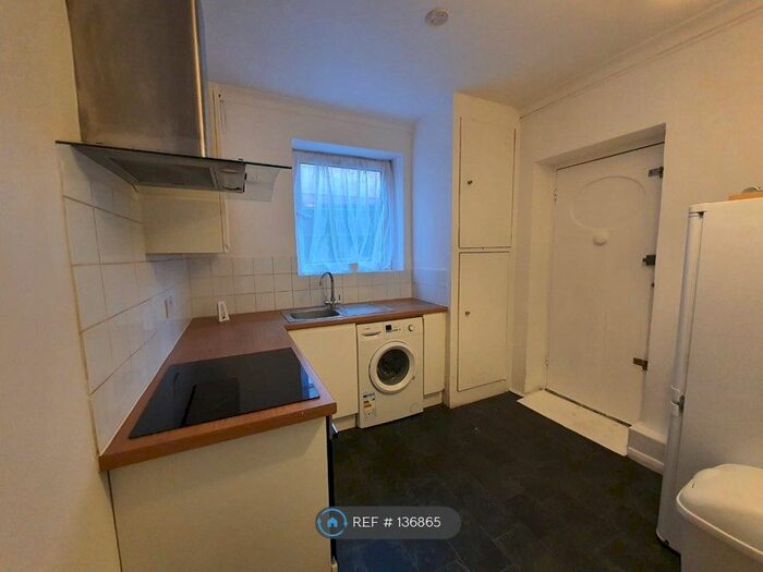 2 Bedroom Flat To Rent In Lynn Court, London, SW16