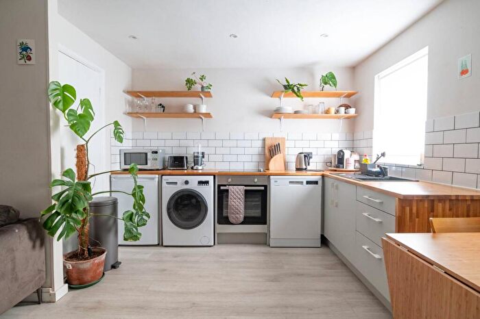 1 Bedroom Flat To Rent In Bakers Hill, Hackney, London, E5