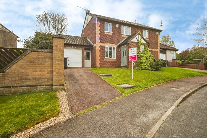 3 Bedroom Semi Detached House For Sale In Pondgrove Close, Bury St. Edmunds, IP32
