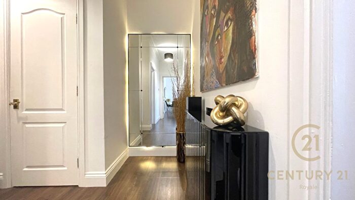 2 Bedroom Flat For Sale In Sigrist Square, Kingston Upon Thames, KT2