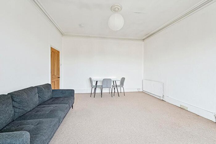 4 Bedroom Flat To Rent In Station Road, Barnet, London, NW4