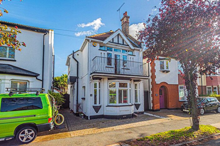 3 Bedroom Detached House For Sale In Fernleigh Drive, Leigh-On-Sea, SS9