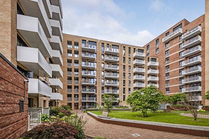 2 Bedroom Flat To Rent In Lakeside Drive, London, NW10