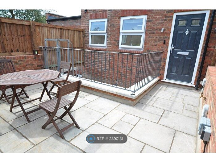 2 Bedroom Flat To Rent In High Road, London, N2