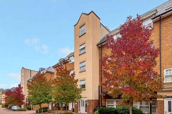 2 Bedroom Flat To Rent In Wells View Drive, Bromley, BR2