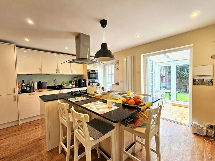 3 Bedroom Town House To Rent In Ashburnham Close, London, N2