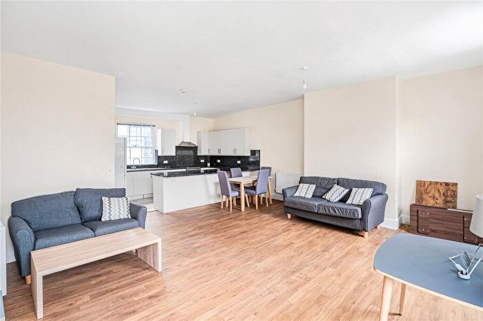 3 Bedroom Apartment To Rent In The Square, Abingdon, OX14