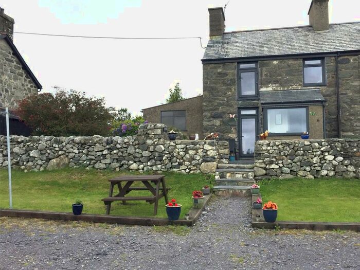 2 Bedroom Semi-Detached House For Sale In Garndolbenmaen, Garndolbenmaen, LL51