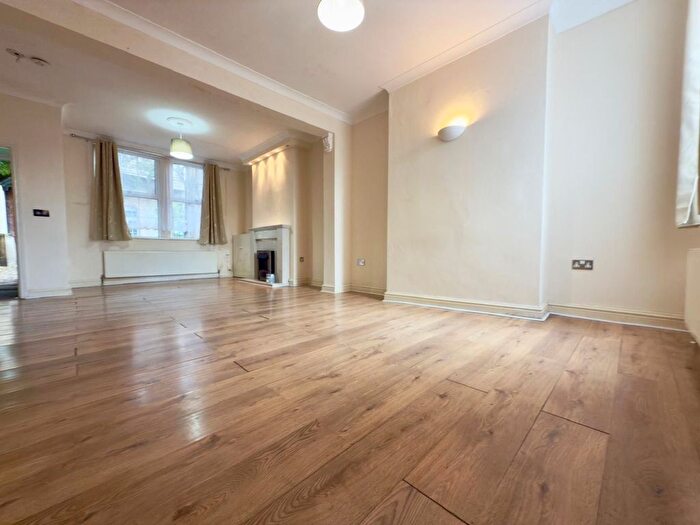 3 Bedroom Semi-Detached House To Rent In Blyth Place, Luton, LU1