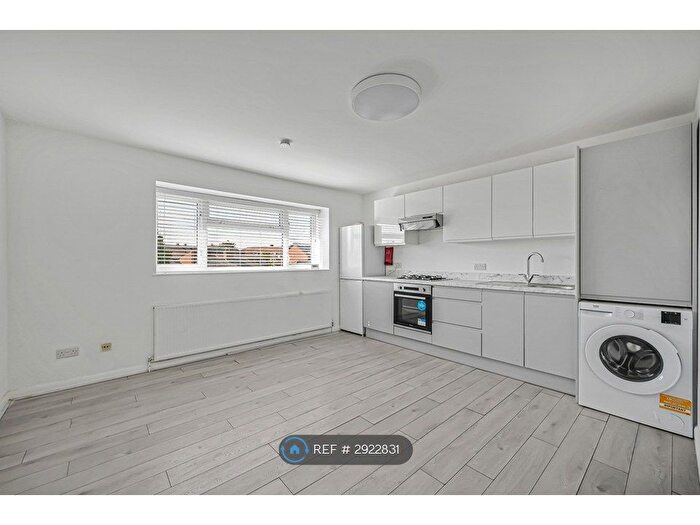 2 Bedroom Flat To Rent In Hertford Road, Enfield, EN3