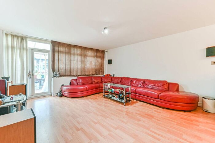 4 Bedroom Detached House For Sale In Pollards Hill South, Norbury, London, SW16