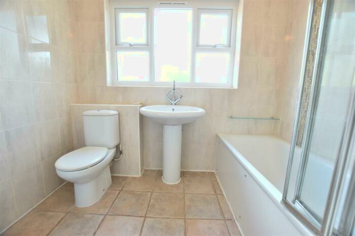 2 Bedroom Apartment To Rent In Watts Road, Thames Ditton, KT7