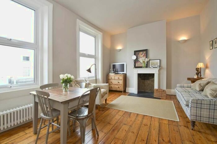 2 Bedroom Flat To Rent In Castelnau, London, SW13