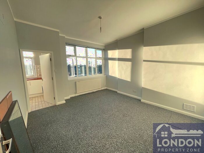 2 Bedroom Flat To Rent In Elsham Road, Kensington Olympia, London, W14