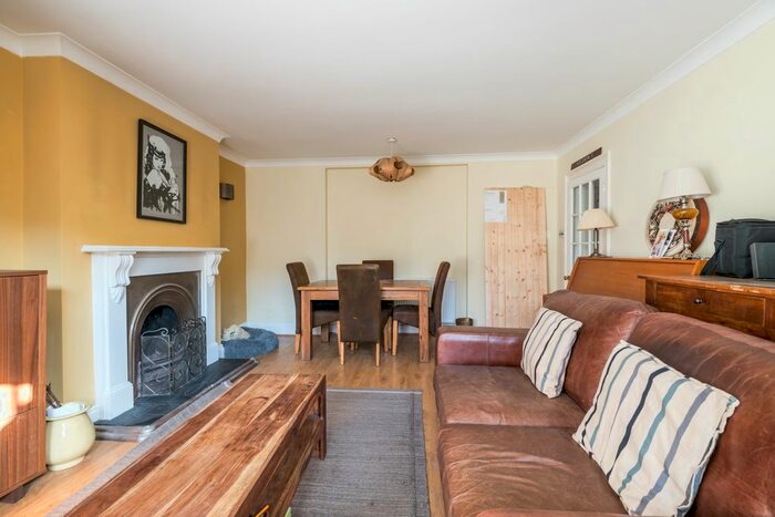 1 Bedroom Flat To Rent In Crystal Palace Road, East Dulwich, London, SE22