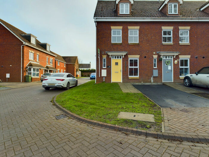 3 Bedroom End Of Terrace House To Rent In Cooks Gardens, Hull, Yorkshire, HU12