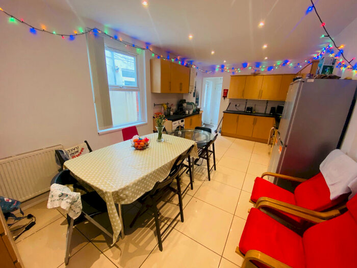 6 Bedroom Terraced House To Rent In Alfred Street, Cardiff, CF24