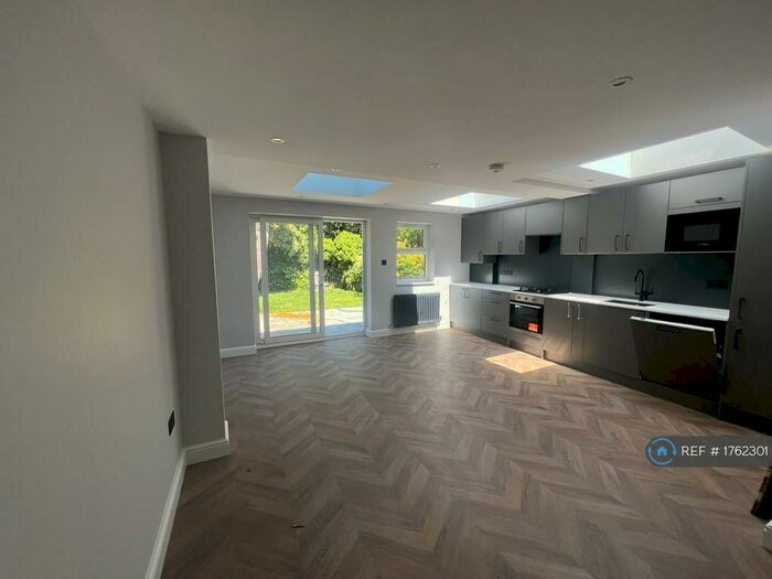 2 Bedroom Flat To Rent In Elverson Road, London, SE8