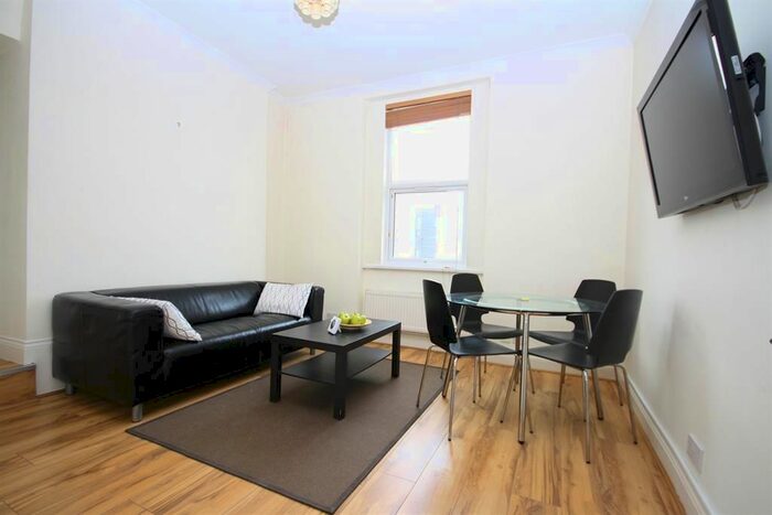 2 Bedroom Flat To Rent In New Cross Road, New Cross, London, SE14