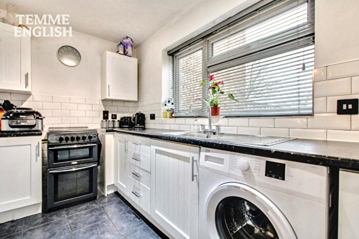 1 Bedroom Flat For Sale In Gaywood, Laindon, Essex, SS15