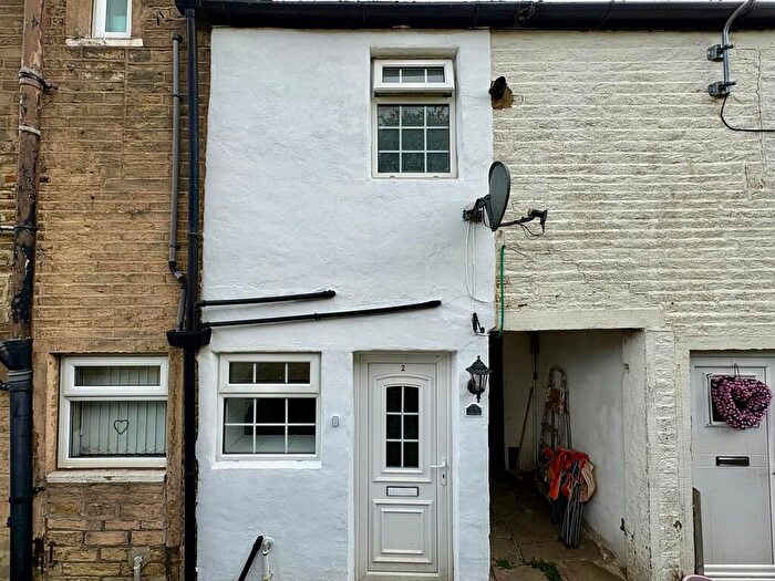 4 Bedroom Terraced House To Rent In Central Place, Clayton, BD14