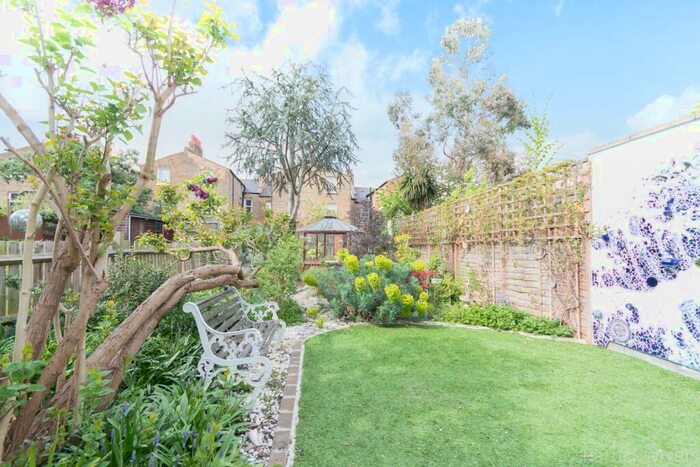4 Bedroom Semi-Detached House To Rent In Ashbourne Grove London, SE22