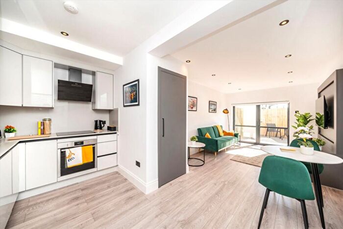 2 Bedroom Maisonette For Sale In Elmhurst Avenue, Tooting, CR4
