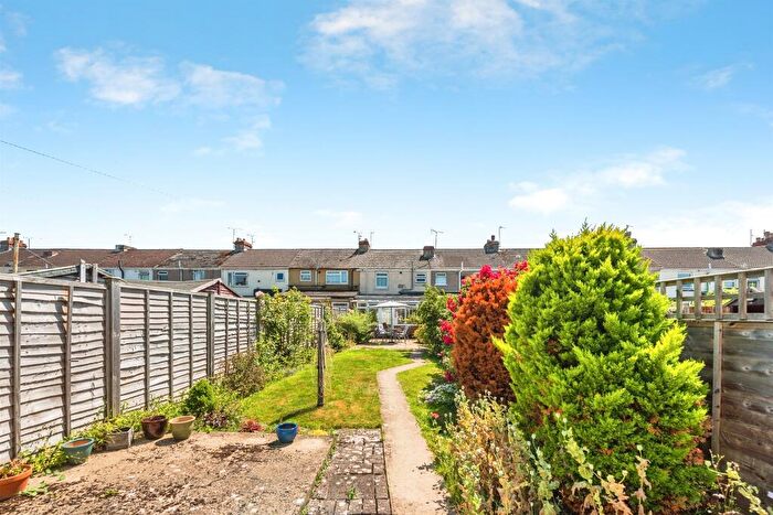 3 Bedroom Terraced House For Sale In Ferndale Road, Swindon, SN2