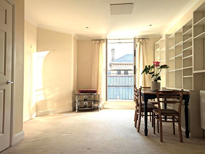1 Bedroom Flat For Sale In The Square, Petersfield, GU32