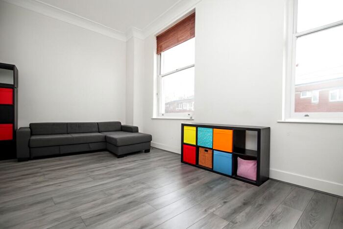 2 Bedroom Flat To Rent In Warden Road, Kentish Town, NW5