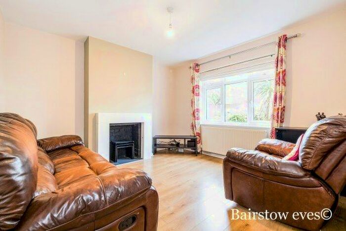 3 Bedroom Property To Rent In Broxbourne Avenue, London E18