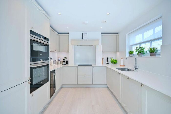 2 Bedroom Flat To Rent In Barrons Chase, North Kingston, Richmond, TW10