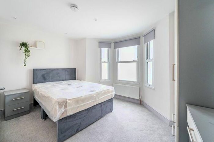 2 Bedroom Flat To Rent In Taybridge Road, Clapham Common North Side, London, SW11