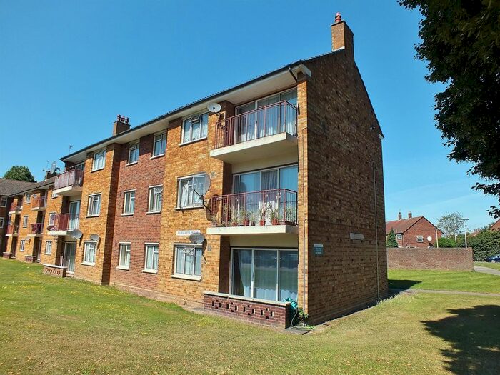 2 Bedroom Flat To Rent In Bourne Avenue, Hayes, Middlesex, UB3