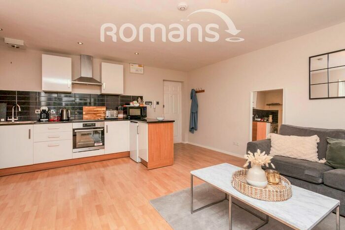 1 Bedroom Flat To Rent In Hawkesworth Drive, Bagshot, GU19