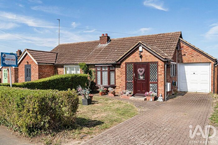 2 Bedroom Bungalow For Sale In Elm Walk, Royston, SG8