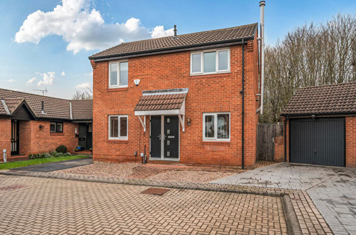3 Bedroom Link Detached House For Sale In High Bank Approach, Leeds, LS15