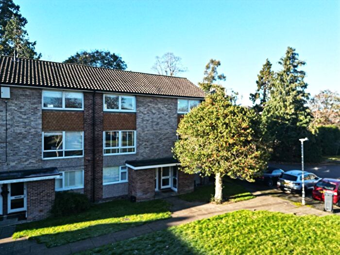 2 Bedroom Maisonette For Sale In Lima Court, Bath Road, Reading, Berkshire, RG1