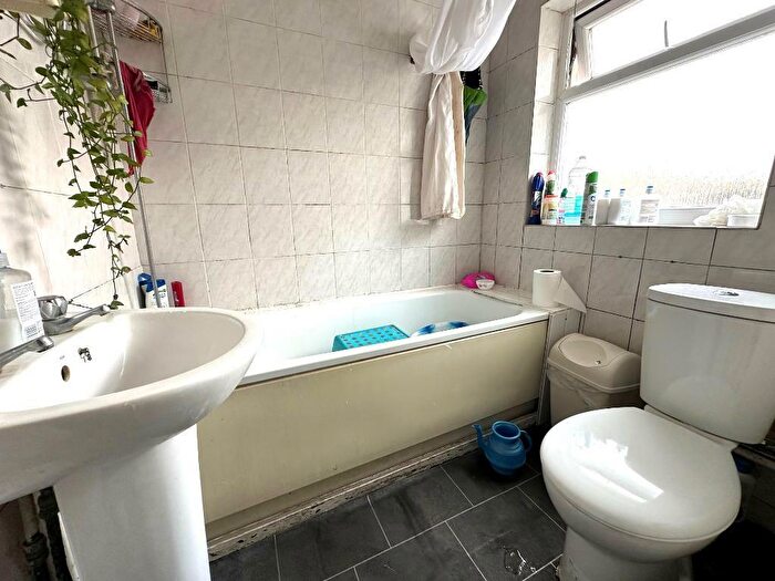 2 Bedroom Terraced House For Sale In Dane Road, Biscot, Luton, Bedfordshire, LU3