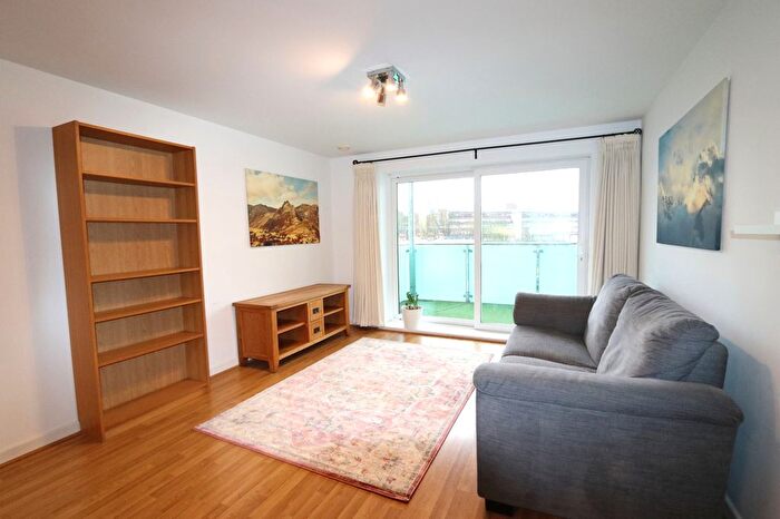 3 Bedroom Flat To Rent In Bow Common Lane, London, E3