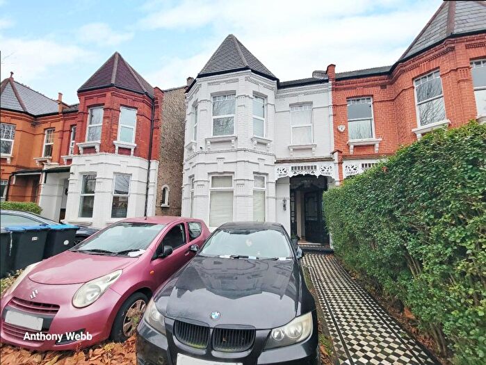 2 Bedroom Flat For Sale In Grovelands Road, Palmers Green, N13