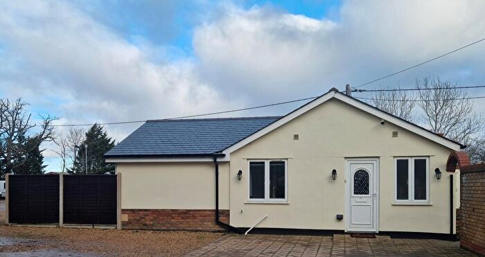 2 Bedroom Chalet To Rent In Oxley Cottages, West End, Hayes, MK45
