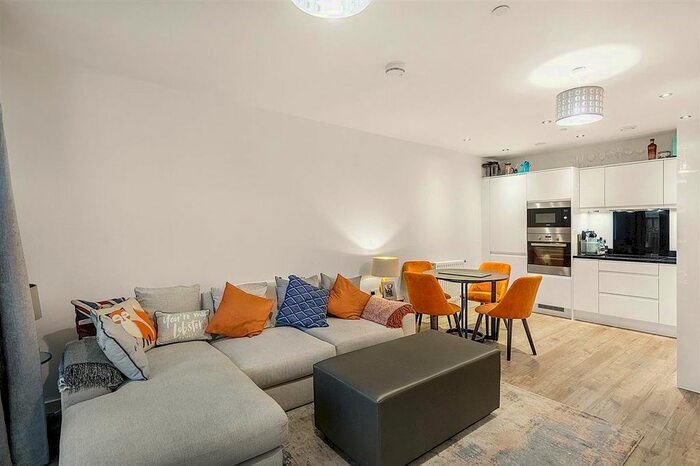 2 Bedroom Flat To Rent In Lakeside Drive, London, NW10