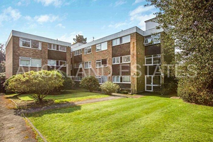 2 Bedroom Flat To Rent In Heathfield Close, Potters Bar, EN6