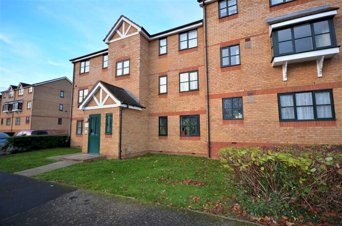 2 Bedroom Flat To Rent In Lovegrove Drive, Slough, SL2